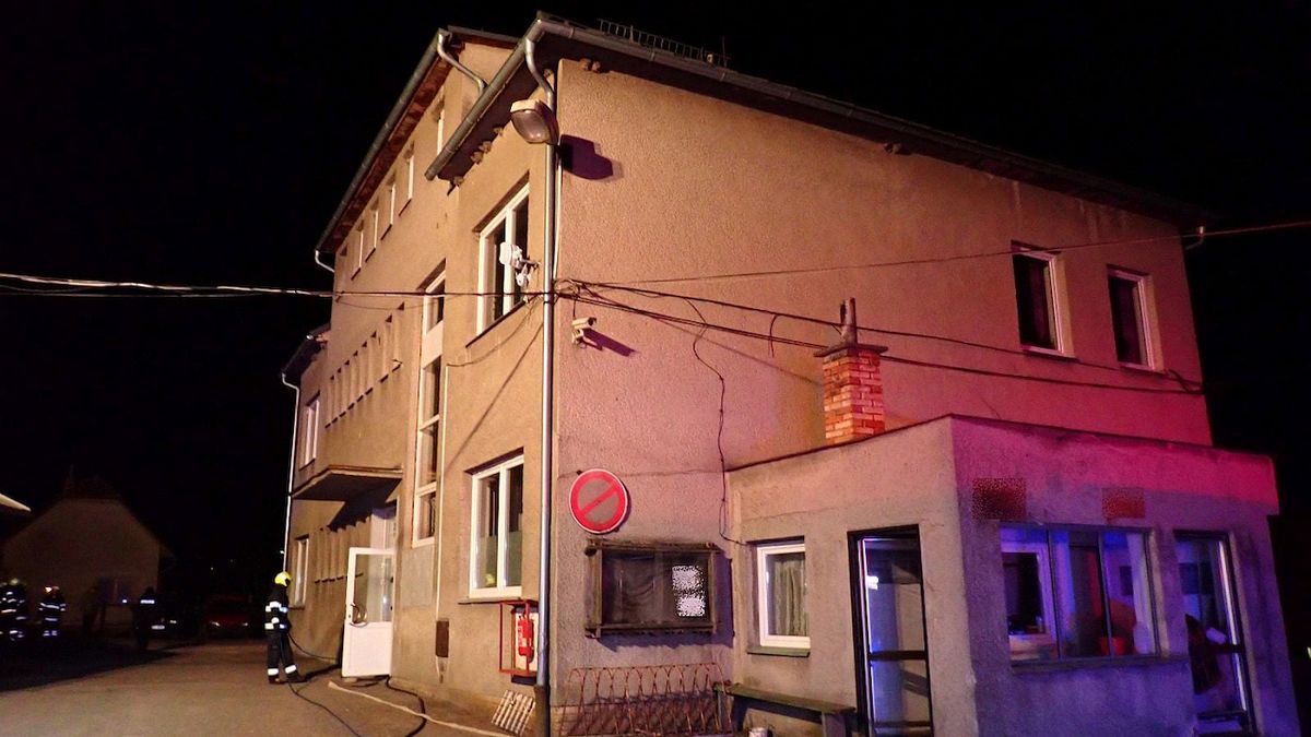 Na Vsetínsku hořela v noci správní budova, opustit ji muselo pět lidí